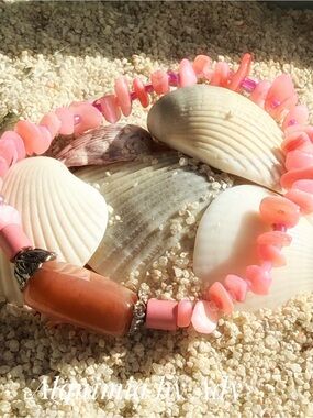 Hot pink shell 🐚. Chips and carnelian colorful bracelet